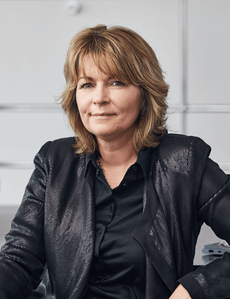 Frau sitzend in schwarzer Lederjacke: Carolin Thoma
