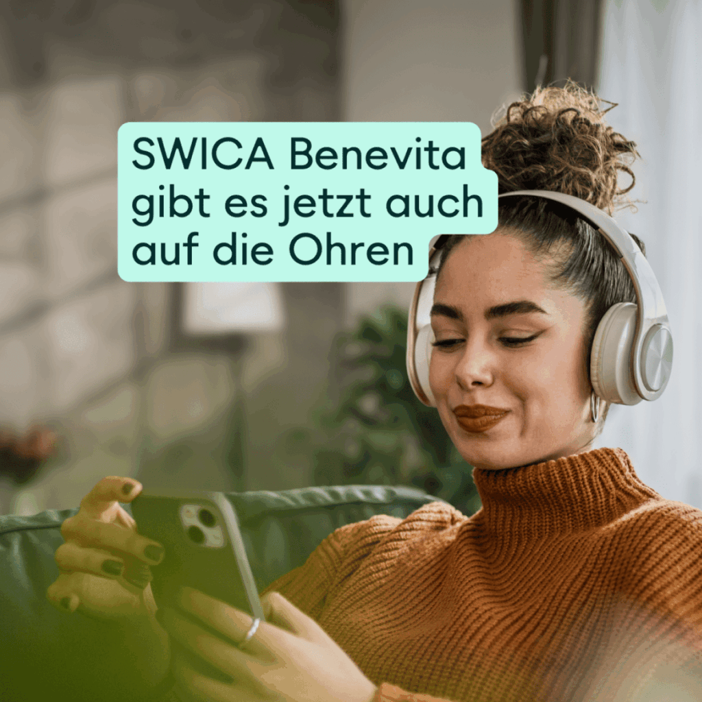 Junge Frau mit Kopfhörern hört den SWICA Benevita-Podcast