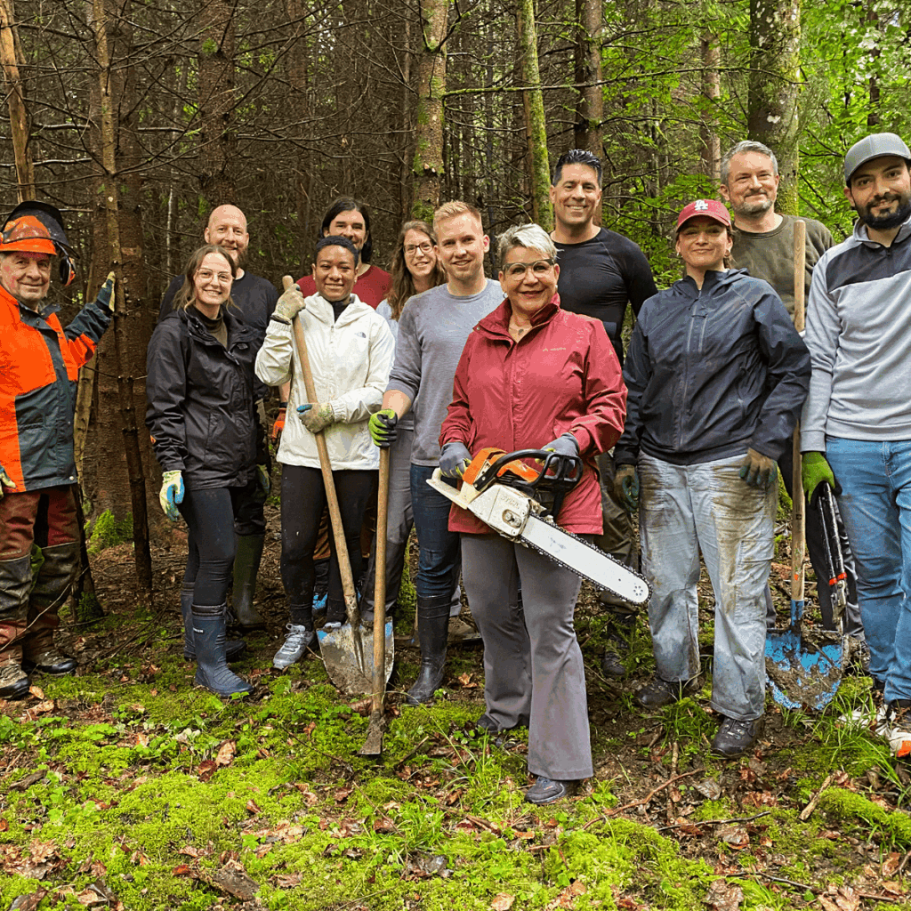 Gruppe von Mitarbeitenden bei einem gemeinsamen Arbeitseinsatz im Wald