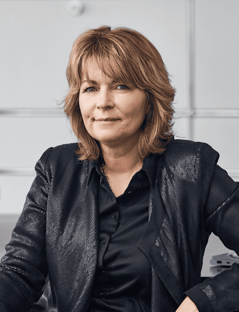 Donna seduta con giacca di pelle nera: Carolin Thoma