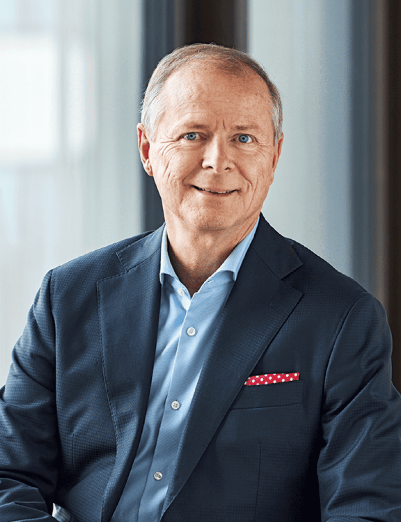 Uomo seduto in giacca e cravatta, sorridente: Martin Wenk